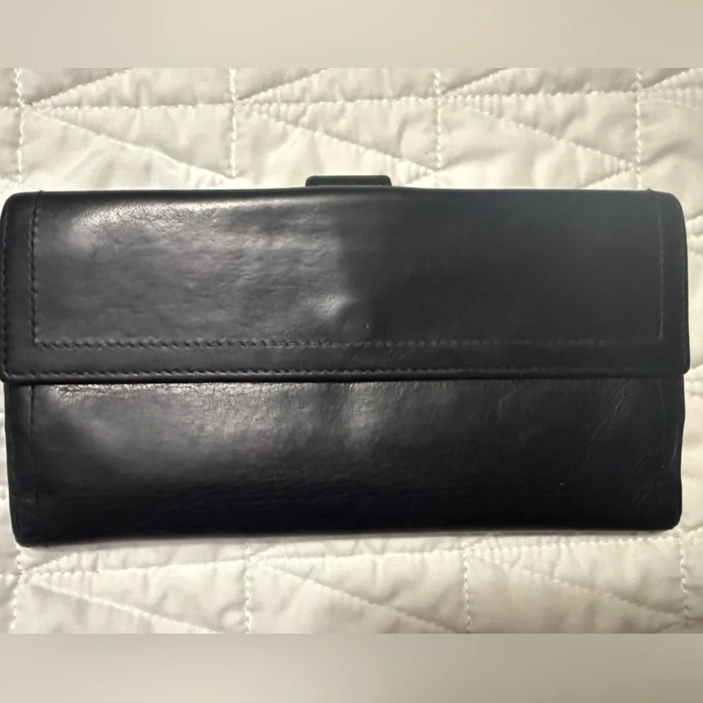 Black Vintage Gucci Leather Wallet- Gold Emblem - Picture 9 of 13